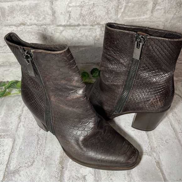 VIA Boots Women’s Sz 39 Brown Leather Snake Embossed Ankle - Picture 1 of 11